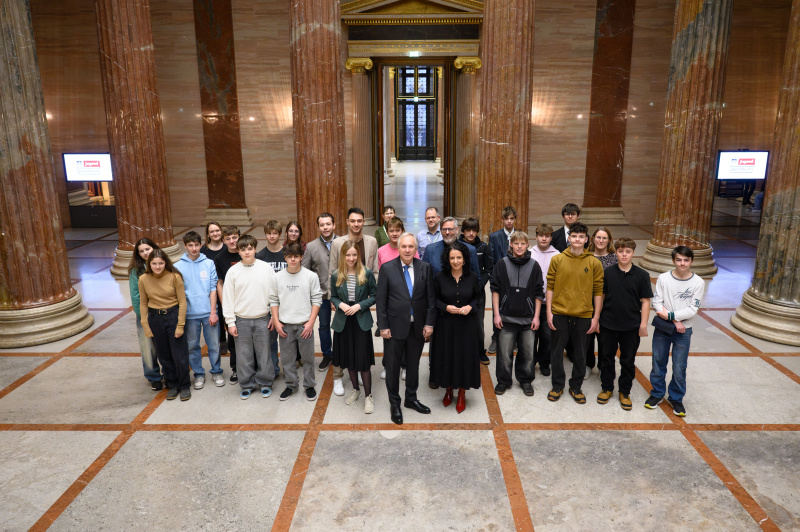 Gruppenfoto von Schülerinnen und Schülern der Polytechnischen Schule Prutz, Klasse PTS 1 und PTS 2, mit dem Nationalratspräsidenten Walter Rosenkranz (FPÖ) und Abgeordneten