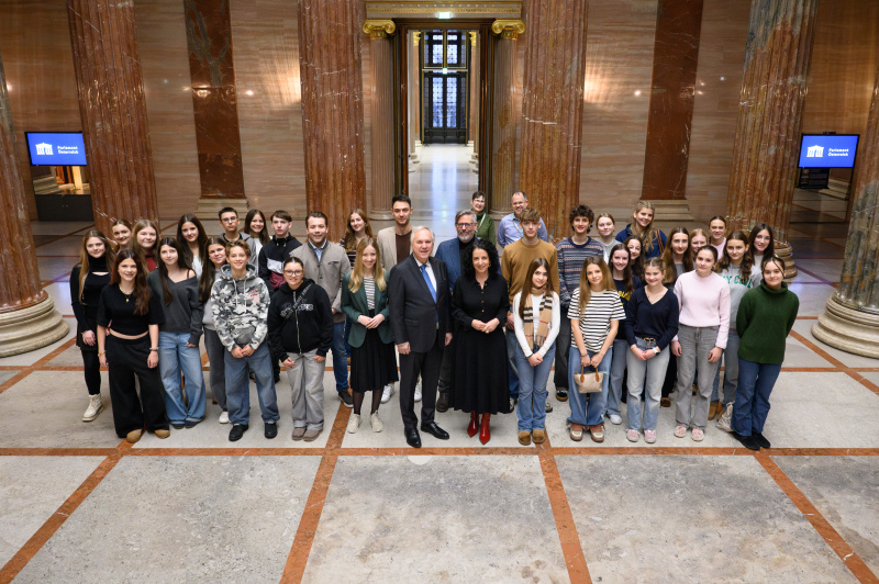 Gruppenfoto von Schülerinnen und Schülern der Mittelschule KLEX Klusemann Extern Graz, Klasse 5ka, mit dem Nationalratspräsidenten Walter Rosenkranz (FPÖ) und Abgeordneten