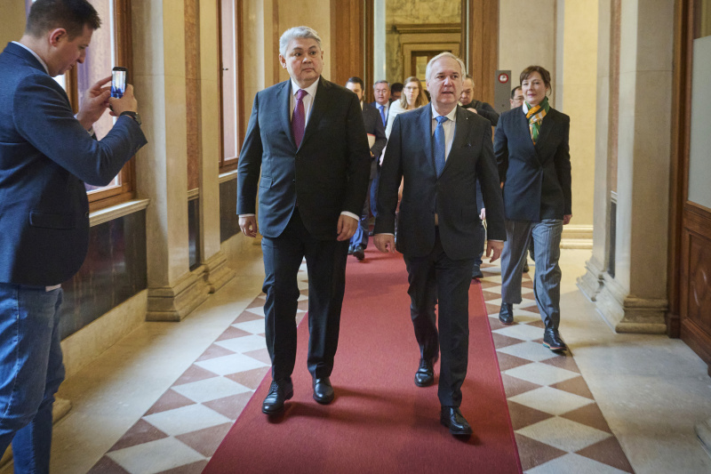 Einholung.Von links: Außenminister der Republik Kasachstan Yermek Kosherbayev, Nationalratspräsident Walter Rosenkranz (FPÖ)