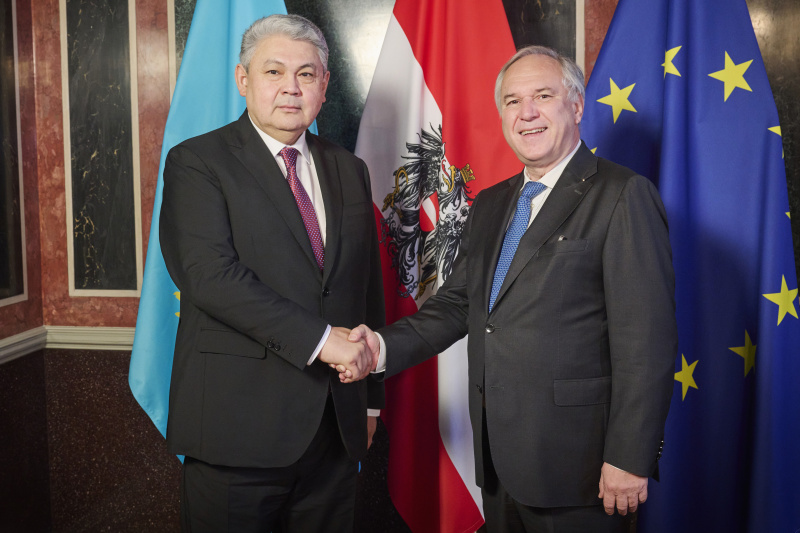 Fahnenfoto. Von links: Außenminister der Republik Kasachstan Yermek Kosherbayev, Nationalratspräsident Walter Rosenkranz (FPÖ)