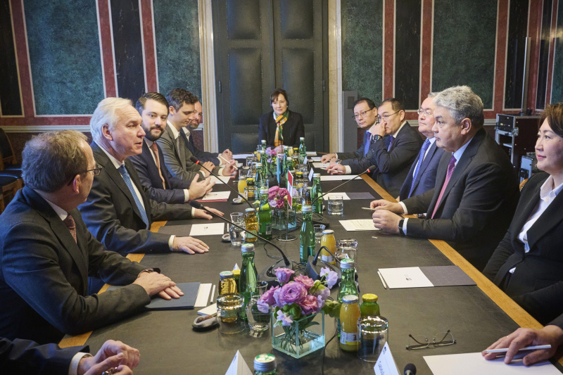Aussprache. Linke Tischhälfte Österreichische Delegation mit Nationalratspräsident Walter Rosenkranz (FPÖ) (2. von links). Rechte Tischhälfte kasachische Delegation mit dem Außenminister der Republik Kasachstan Yermek Kosherbayev (2. von rechts)