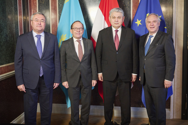 Fahnenfoto. Von links: Botschafter Kasachstans in Österreich Mukhtar Tleuberdi , Zweiter Nationalratspräsident Peter Haubner (ÖVP), Außenminister der Republik Kasachstan Yermek Kosherbayev, Nationalratspräsident Walter Rosenkranz (FPÖ)