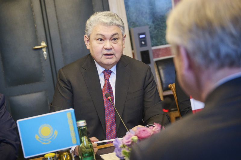 Aussprache. Außenminister der Republik Kasachstan Yermek Kosherbayev