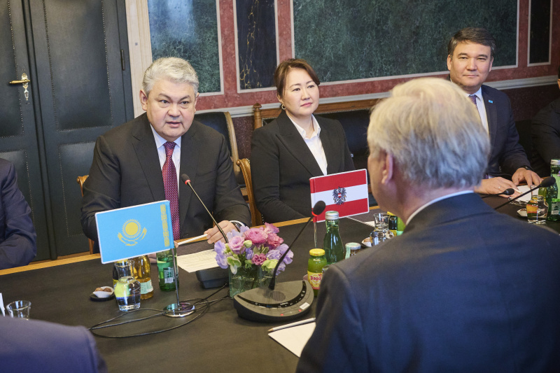 Aussprache. Außenminister der Republik Kasachstan Yermek Kosherbayev