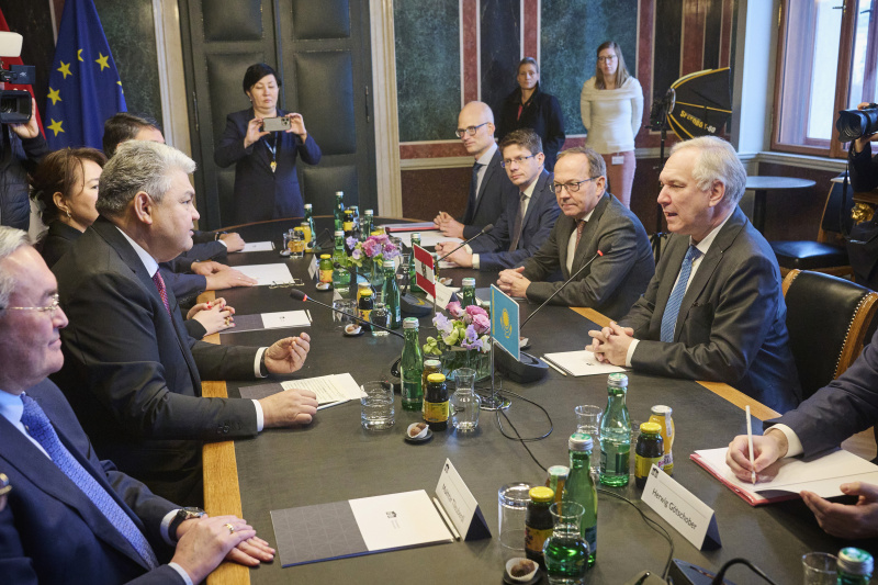 Aussprache. Rechte Tischhälfte Österreichische Delegation mit Nationalratspräsident Walter Rosenkranz (FPÖ) (1. von rechts) und dem Zweiten Nationalratspräsidenten Peter Haubner (ÖVP) (2. von rechts).  Rechte Tischhälfte kasachische Delegation mit dem Außenminister der Republik Kasachstan Yermek Kosherbayev ( 2. von links)