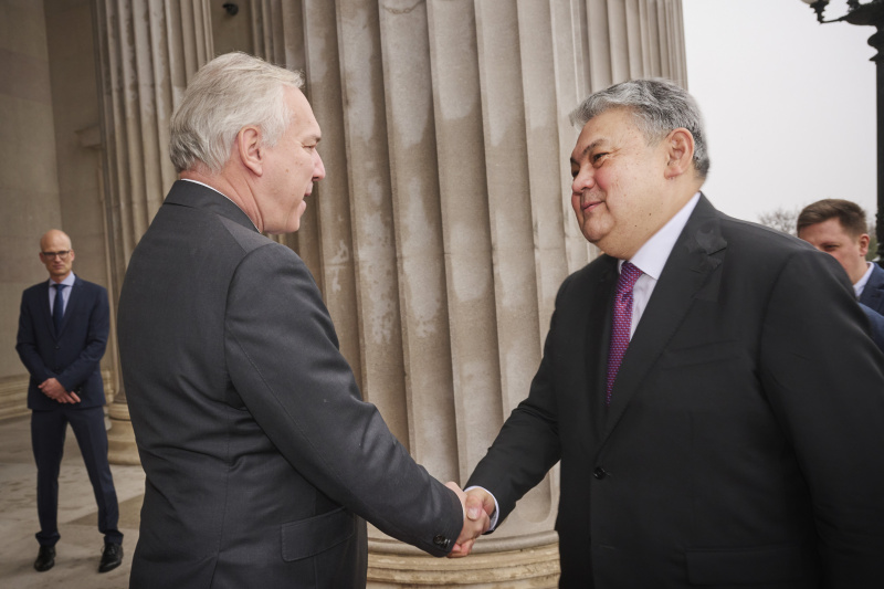 Einholung. Von links: Nationalratspräsident Walter Rosenkranz (FPÖ), Außenminister der Republik Kasachstan Yermek Kosherbayev