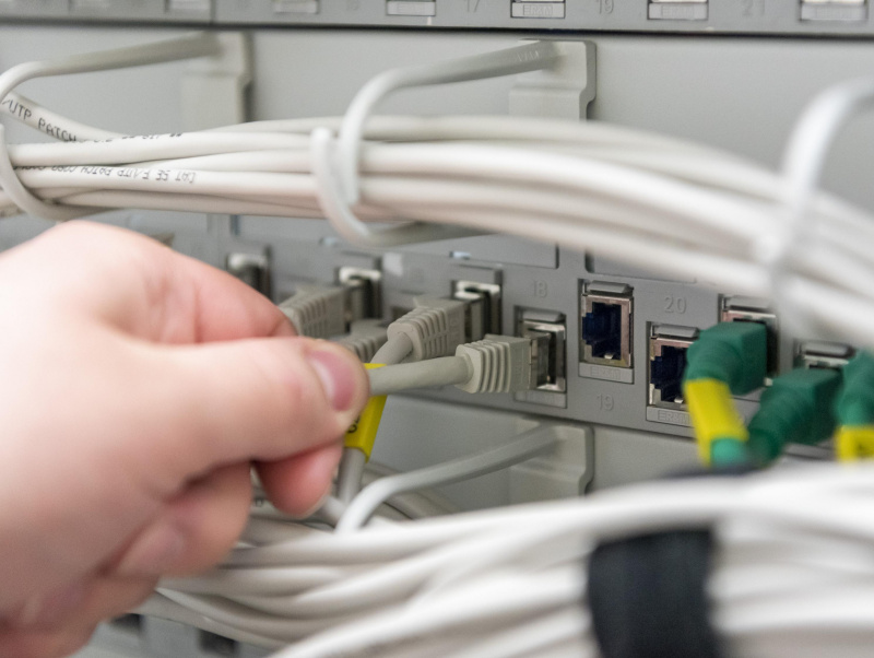 Anschließen einer Netzwerkleitung im Serverraum