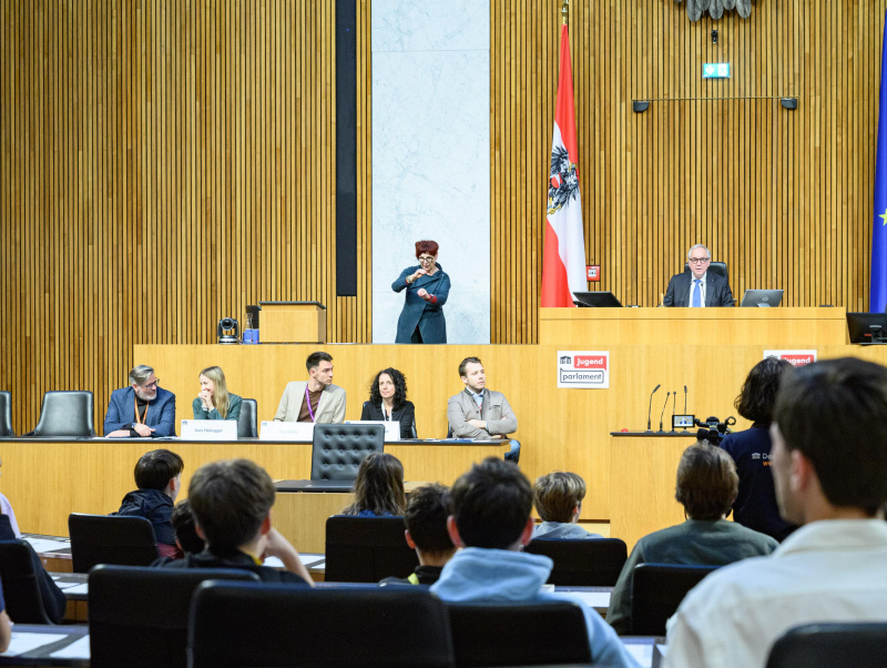 Einleitende Worte durch Nationalratspräsident Walter Rosenkranz (FPÖ) am Präsidium. Auf der Regierungsbank von Links: Nationalratsabgeordneter Ralph Schallmeiner (GRÜNE), Nationalratsabgeordnete Ines Holzegger (NEOS), Nationalratsabgeordneter Paul Stich (SPÖ), Nationalratsabgeordnete Margreth Falkner (ÖVP), Nationalratsabgeordneter Maximilian Weinzierl (FPÖ)