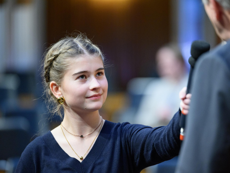 Teilnehmende Schülerin im Interview mit Nationalratspräsident Walter Rosenkranzanz (FPÖ)