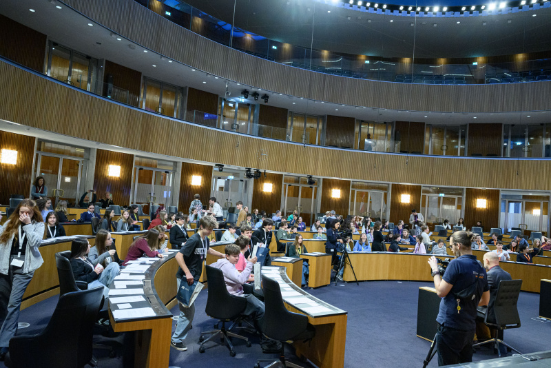 Blick Richtung Schülerinnen und Schüler im Plenum