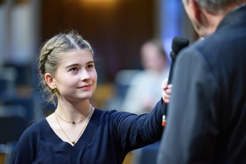 Teilnehmende Schülerin im Interview mit Nationalratspräsident Walter Rosenkranz (FPÖ)