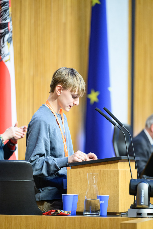Am Rednert: Schüler Kjartan Gehmacher (Klub ORANGE)