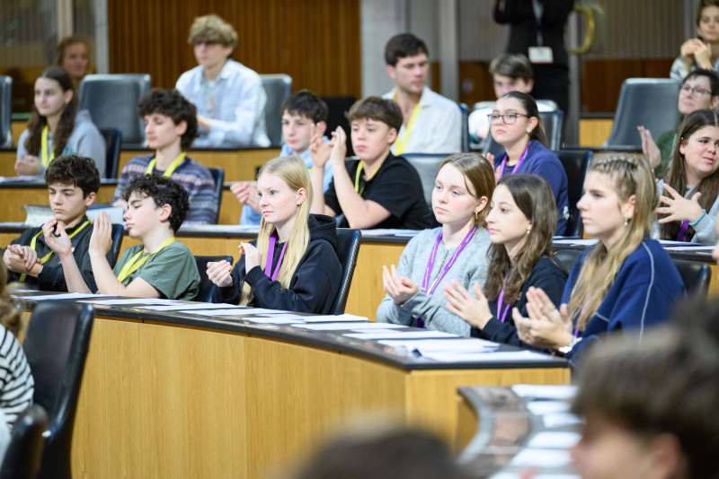 Blick Richtung Schülerinnen und Schüler im Plenum