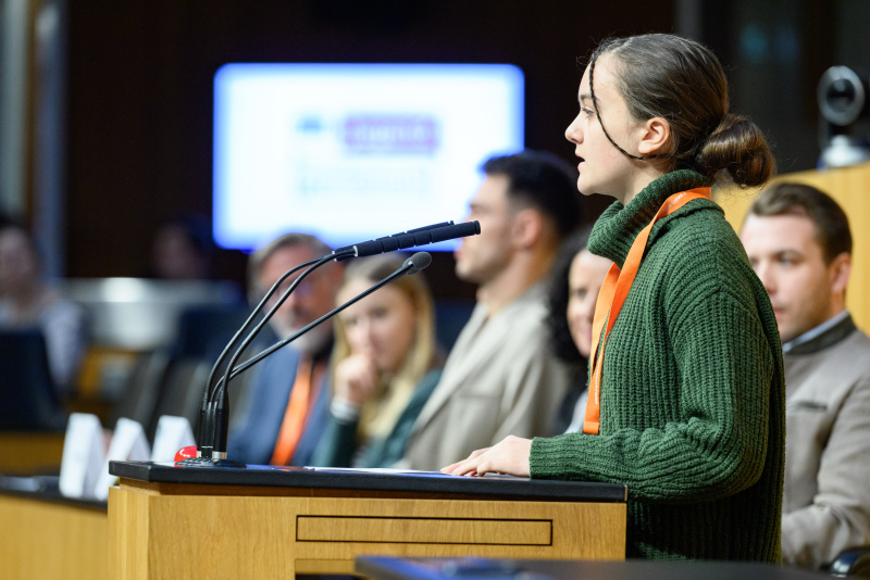 Schülerin am Rednerinnenpult
