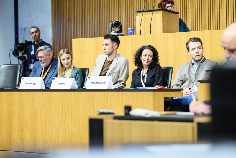 Auf der Regierungsbank von Links nach Rechts: Nationalratsabgeordneter Ralph Schallmeiner (GRÜNE), Nationalratsabgeordnete Ines Holzegger (NEOS), Nationalratsabgeordneter Paul Stich (SPÖ), Nationalratsabgeordnete Margreth Falkner (ÖVP), Nationalratsabgeordneter Maximilian Weinzierl (FPÖ)