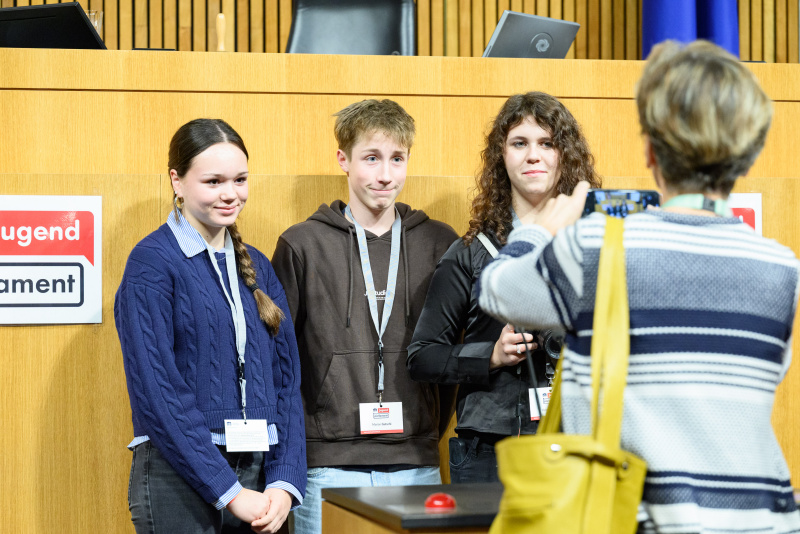 Schülerinnen machen ein Gruppenfoto