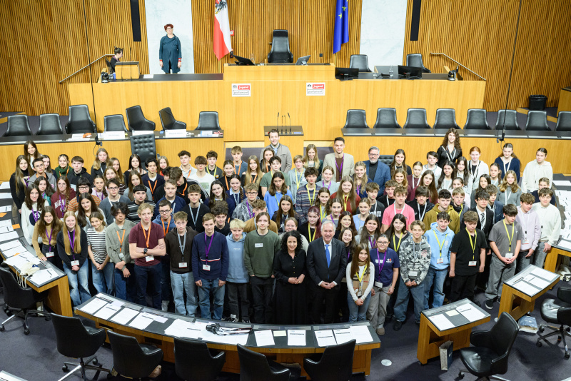 Gruppenfoto. Erste Reihe Mitte: Nationalratspräsident Walter Rosenkranz (FPÖ), links daneben Nationalratsabgeordnete Margreth Falkner (ÖVP). Letzte Reihe Mitte von Links nach Rechts: Nationalratsabgeordneter Maximilian Weinzierl (FPÖ),  Nationalratsabgeordnete Ines Holzegger (NEOS), Nationalratsabgeordneter Paul Stich (SPÖ), Nationalratsabgeordneter Ralph Schallmeiner (GRÜNE). 101 Schüler:innen der Schulen: Bundesrealgymnasium Köflach, Klasse 5C; Polytechnische Schule Prutz, Klasse PTS 1 und PTS 2; Kath. Oberstufenrealgymnasium Kettenbrücke, Innsbruck, Klasse 5A; Mittelschule KLEX Klusemann Extern, Graz, Klasse 5ka