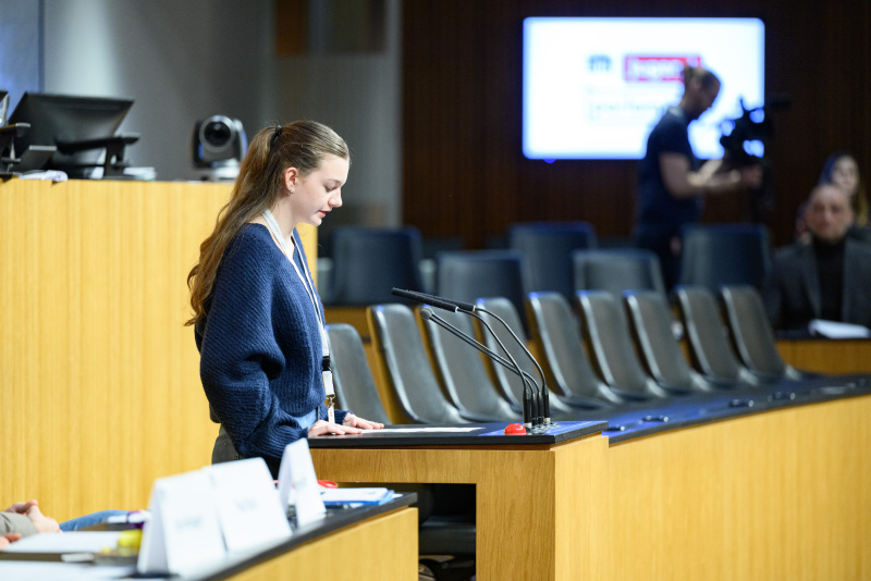 Schülerin am Rednerinnenpult