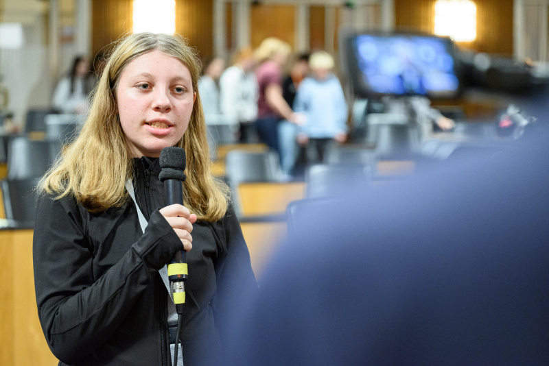 Schülerin des Medienteams beim Interview