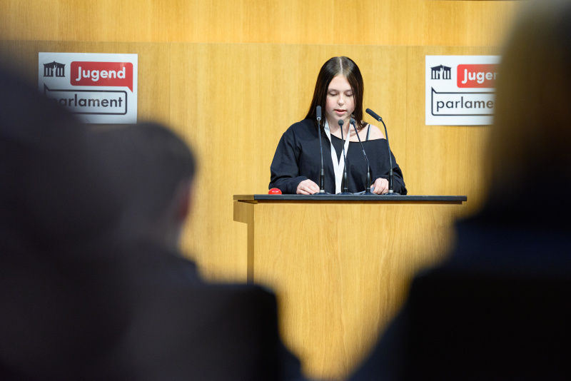 Schülerin am Rednerinnenpult