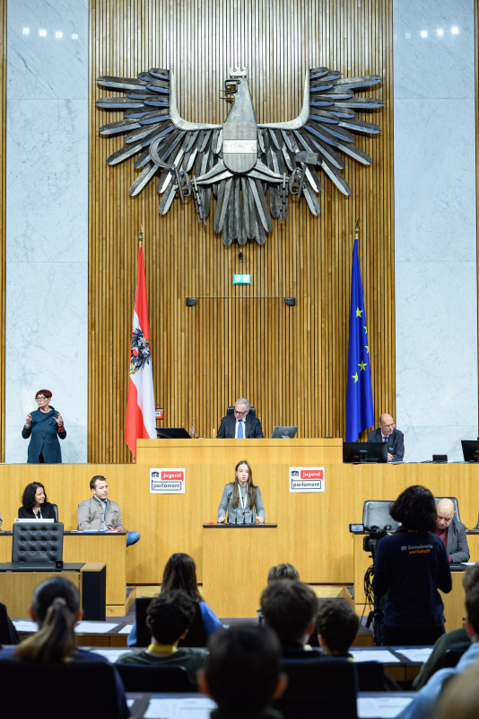 Schülerin am Rednerinnenpult