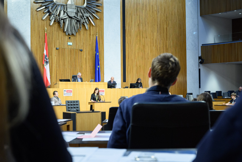 Schülerin am Rednerinnenpult