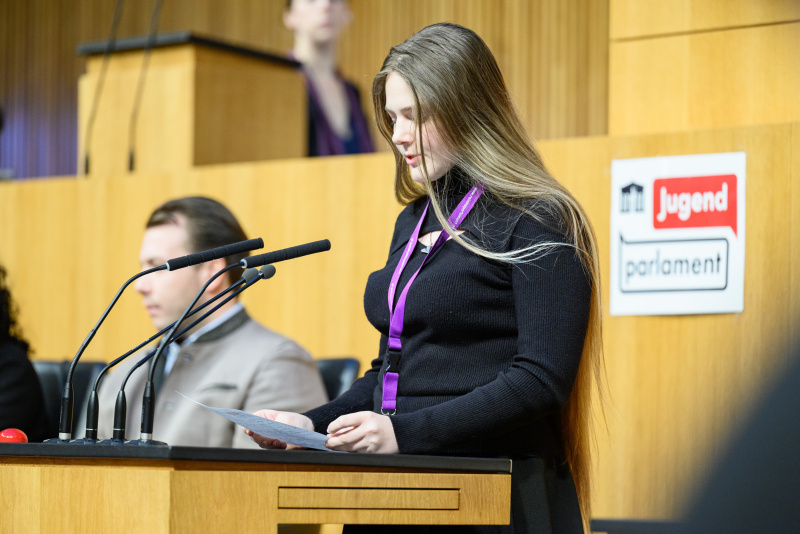 Schülerin am Rednerinnenpult