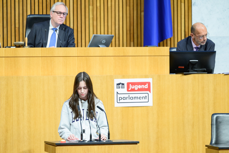 Schülerin am Rednerinnenpult