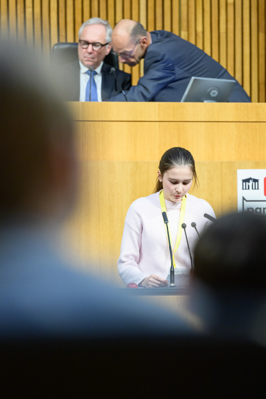 Schülerin am Rednerinnenpult