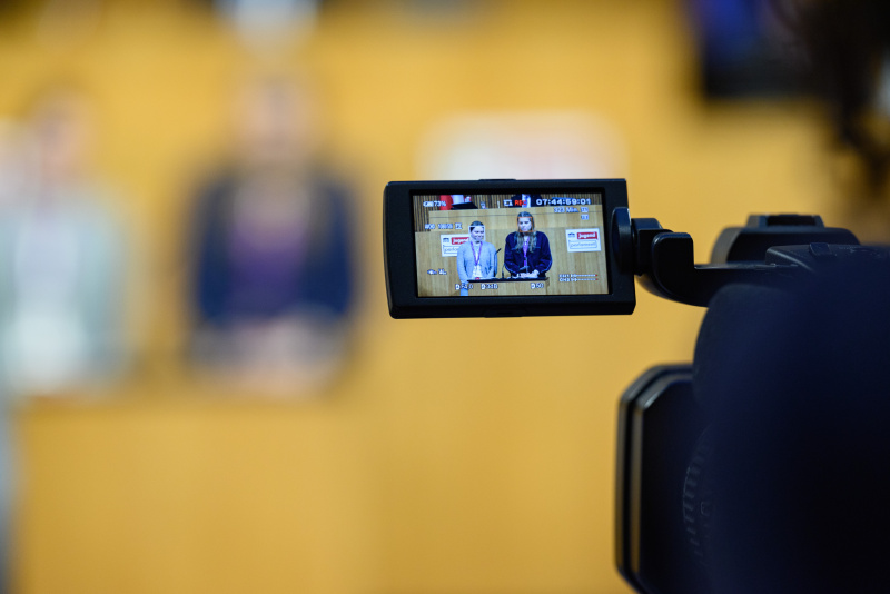 Schülerin am Rednerinnenpult