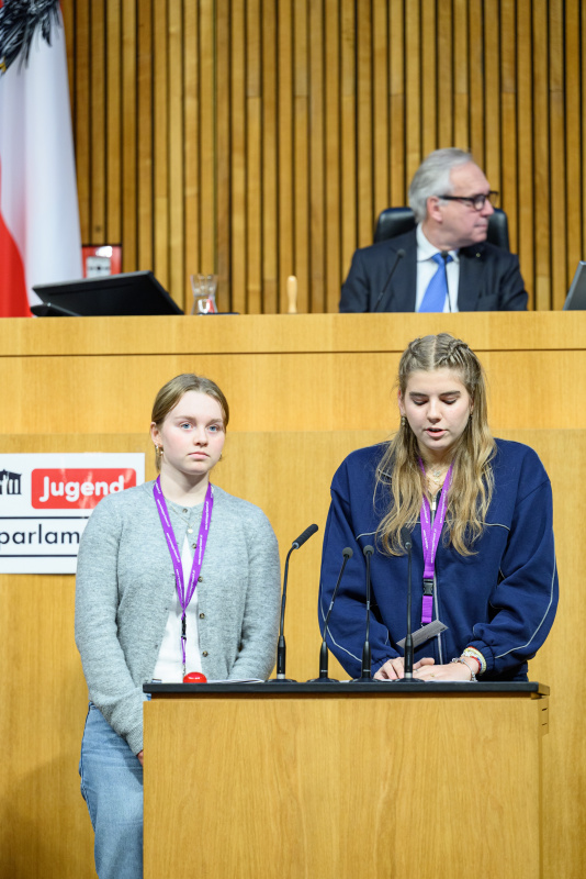 Schülerinnen am Rednerinnenpult