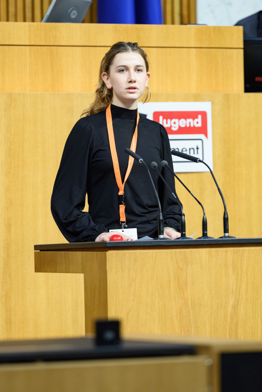 Schülerin am Rednerinnenpult
