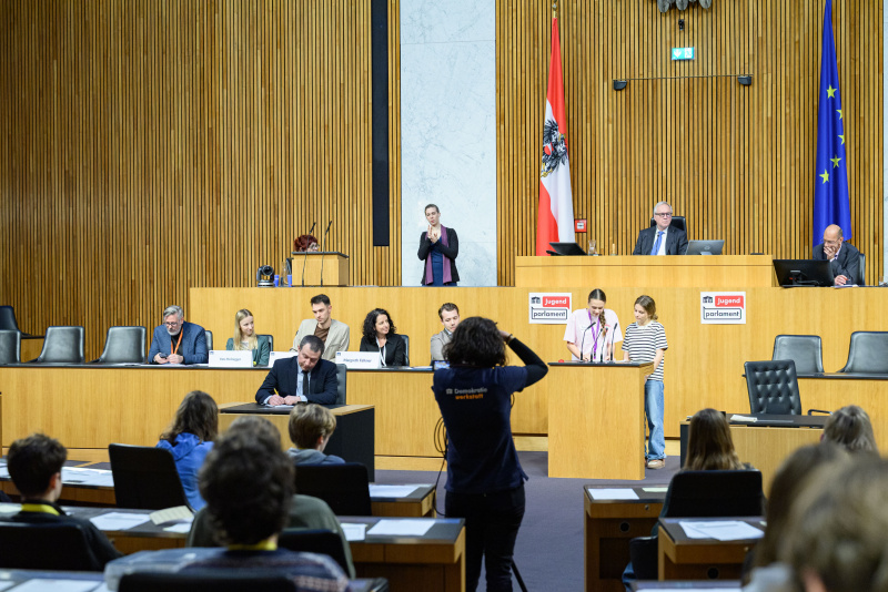 Schülerinen am Rednerinnenpult