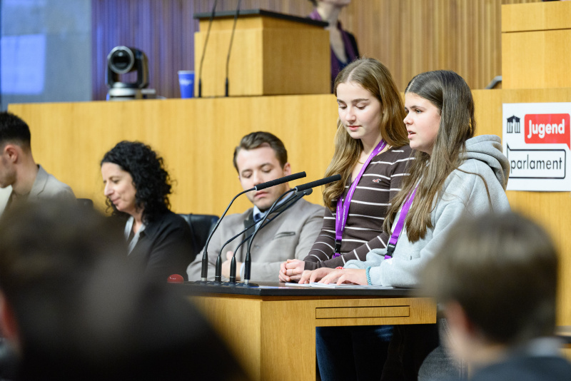 Schülerinnen am Rednerinnenpult