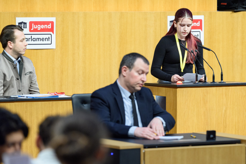 Schülerin am Rednerinnenpult