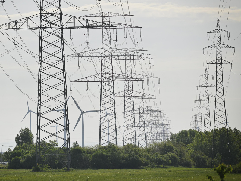 Windräder und Strommasten