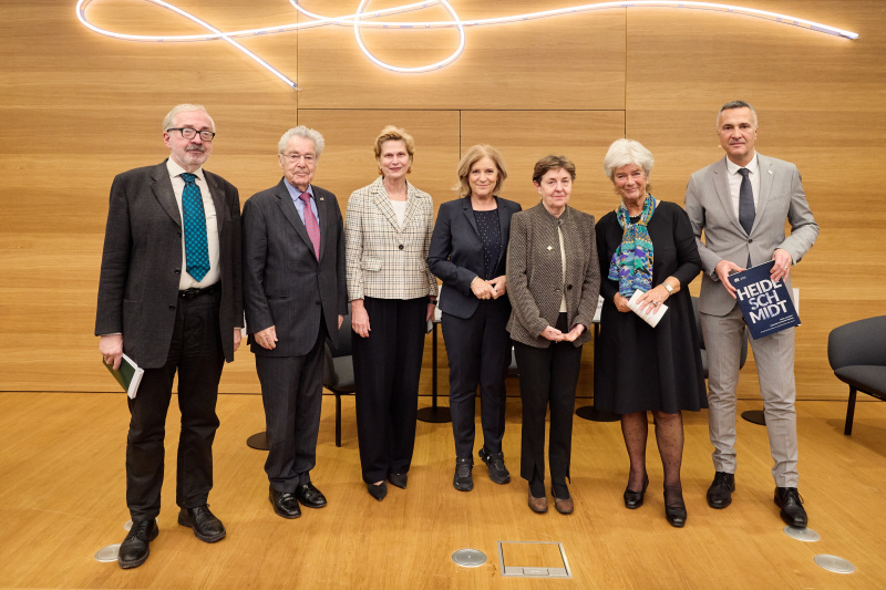 Gruppenfoto. Von links: Parlamentarismusforscher Günther Schefbeck – Parlamentsdirektion, Bundespräsident a. D. Heinz Fischer, Parlamentsvizedirektorin Susanne Janistyn-Novák, Radiodirektorin Ingrid Thurnher - ORF, Professorin i. R. für Politische Theorie und Europapolitik Sonja Puntscher Riekmann - Universität Salzburg, Dritte Nationalratspräsidentin a. D. Heide Schmidt, Parlamentsdirektionssprecher Karl-Heinz Grundböck