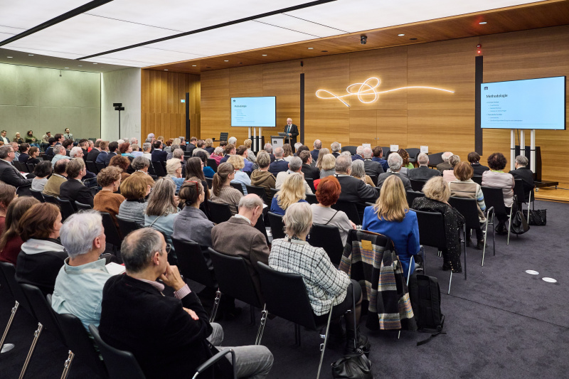 Am Rednerpult: Parlamentarismusforscher Günther Schefbeck – Parlamentsdirektion