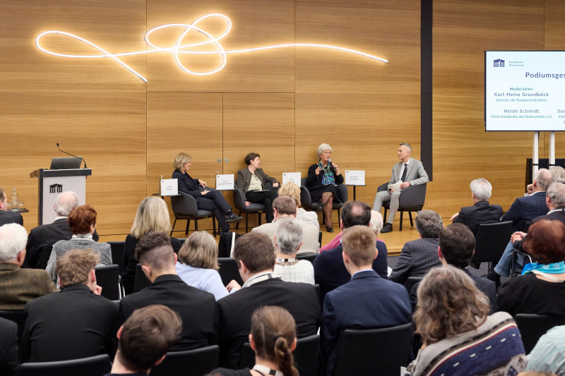 Podiumsdiskussion. Von links: Radiodirektorin Ingrid Thurnher - ORF, Professorin i. R. für Politische Theorie und Europapolitik Sonja Puntscher Riekmann - Universität Salzburg, Dritte Nationalratspräsidentin a. D. Heide Schmidt, Parlamentsdirektionssprecher Karl-Heinz Grundböck