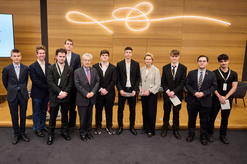 Gruppenfoto mit Bundespräsident a. D. Heinz Fischer (5. von links) und Parlamentsvizedirektorin Susanne Janistyn-Novák