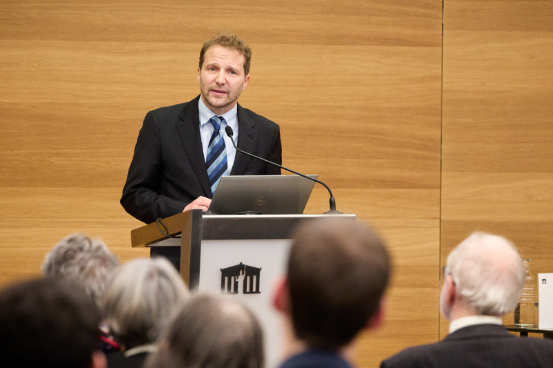 Am Rednerpult Direktor der Parlamentsbibliothek Holger Böck