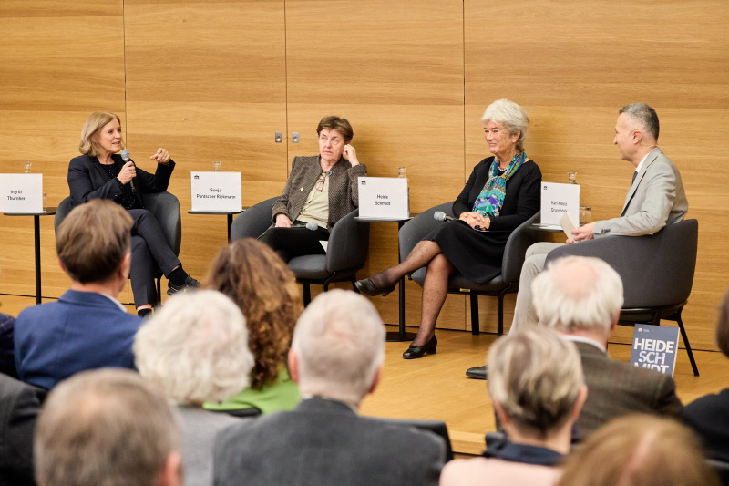 Podiumsdiskussion. Von links: Radiodirektorin Ingrid Thurnher - ORF, Professorin i. R. für Politische Theorie und Europapolitik Sonja Puntscher Riekmann - Universität Salzburg, Dritte Nationalratspräsidentin a. D. Heide Schmidt, Parlamentsdirektionssprecher Karl-Heinz Grundböck