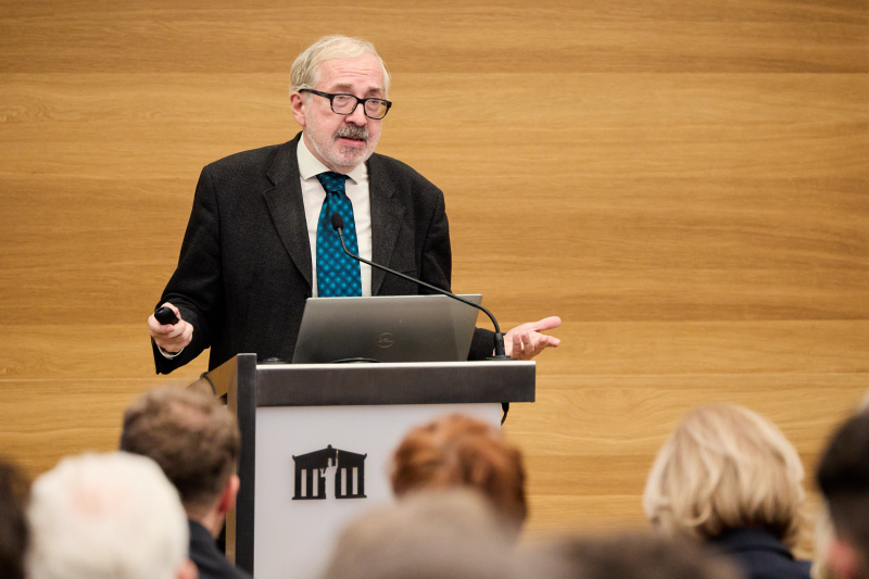 Am Rednerpult: Parlamentarismusforscher Günther Schefbeck – Parlamentsdirektion