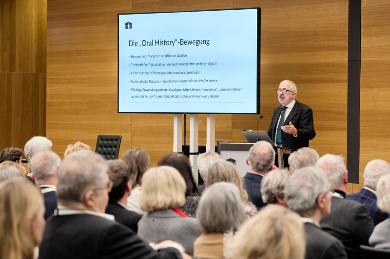 Am Rednerpult: Parlamentarismusforscher Günther Schefbeck – Parlamentsdirektion
