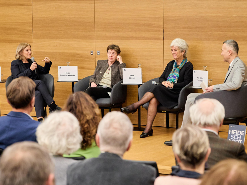 Podiumsgespräch. Von links: Radiodirektorin Ingrid Thurnher - ORF, Professorin i.R. für Politische Theorie und Europapolitik Sonja Puntscher Riekmann - Universität Salzburg, Dritte Nationalratspräsidentin a.D. Heide Schmidt, Moderator und Parlamentsdirektionssprecher Karl-Heinz Grundböck2