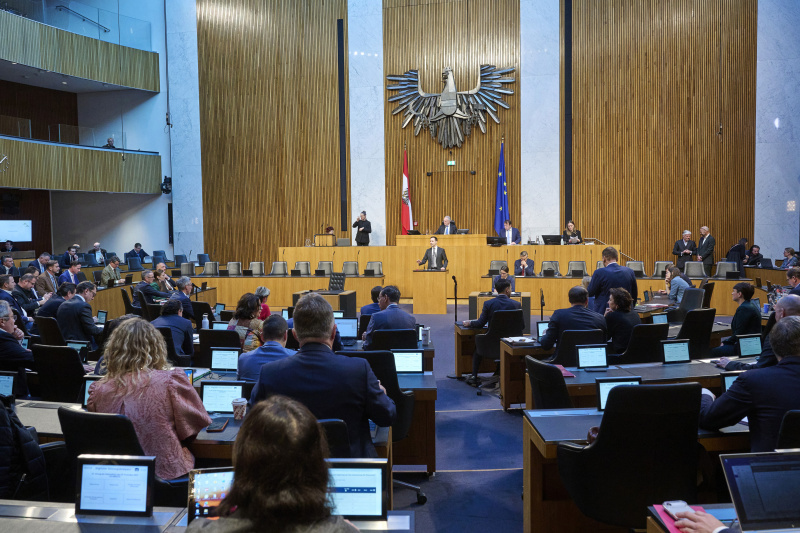 Am Rednerpult Klubobmann Nico Marchetti (ÖVP). Blick Richtung Sitzungsteilnehmerinnen und -teilnehmer
