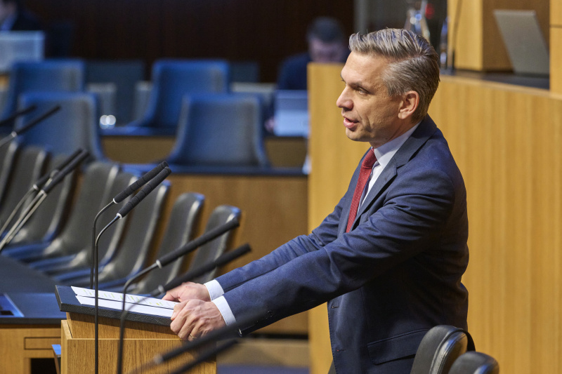 Am Rednerpult Wirtschaftsminister Wolfgang Hattmannsdorfer (ÖVP)