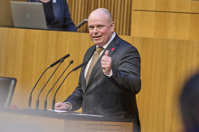 Am Rednerpult Nationalratsabgeordneter Markus Hofer (NEOS)