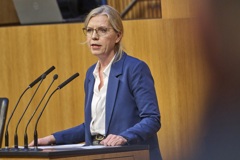 Am Rednerinnenpult Klubobfrau Leonore Gewessler (GRÜNE)