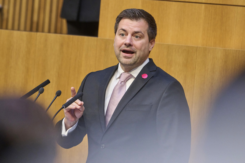 Am Rednerpult Nationalratsabgeordneter Michael Bernhard (NEOS)